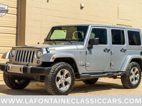 Used 2018 Jeep Wrangler Unlimited Sahara w/ Dual Top Group AWD/4WD image 50