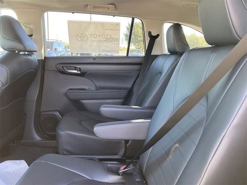 New 2026 Toyota Highlander XLE image 3