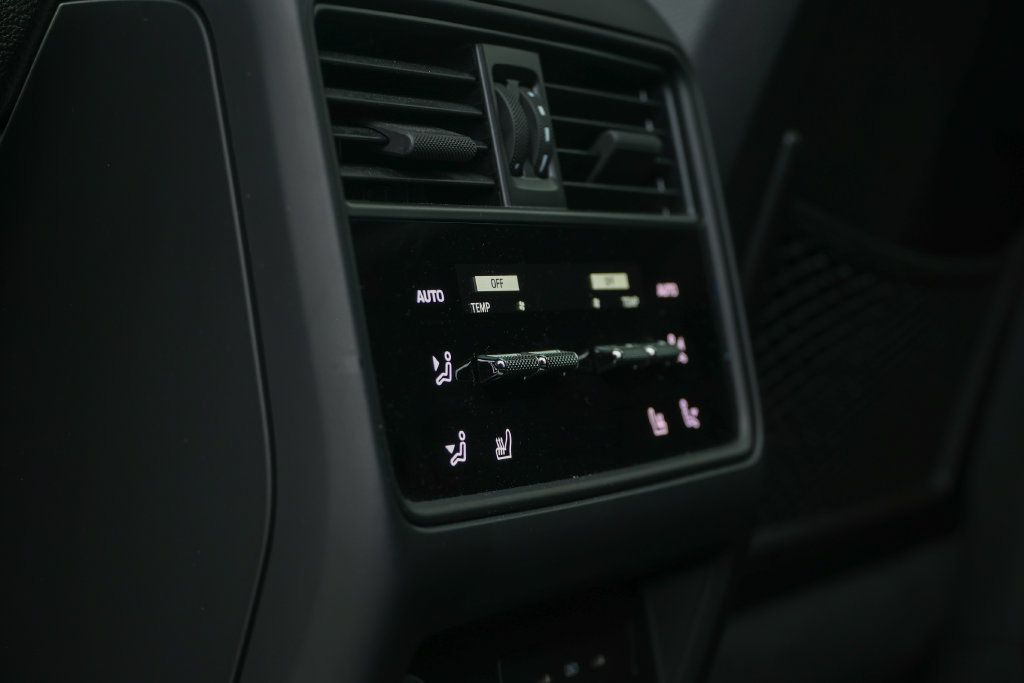 Certified 2024 Porsche Cayenne Coupe AWD/4WD image 35