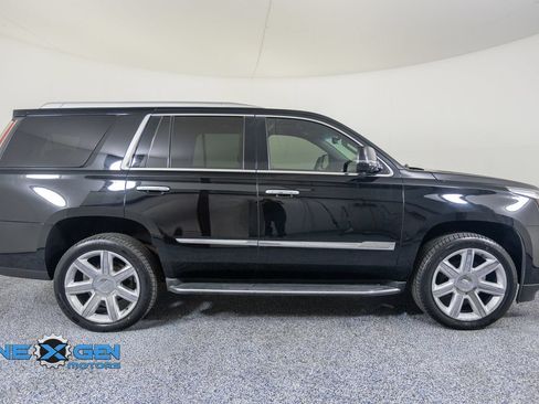 Used 2017 Cadillac Escalade Luxury AWD/4WD image 8