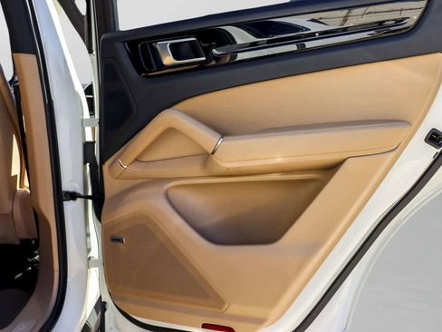 Used 2019 Porsche Cayenne image 32