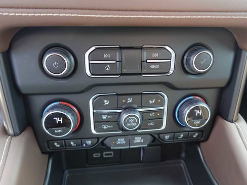 Used 2024 Chevrolet Suburban High Country AWD/4WD image 21