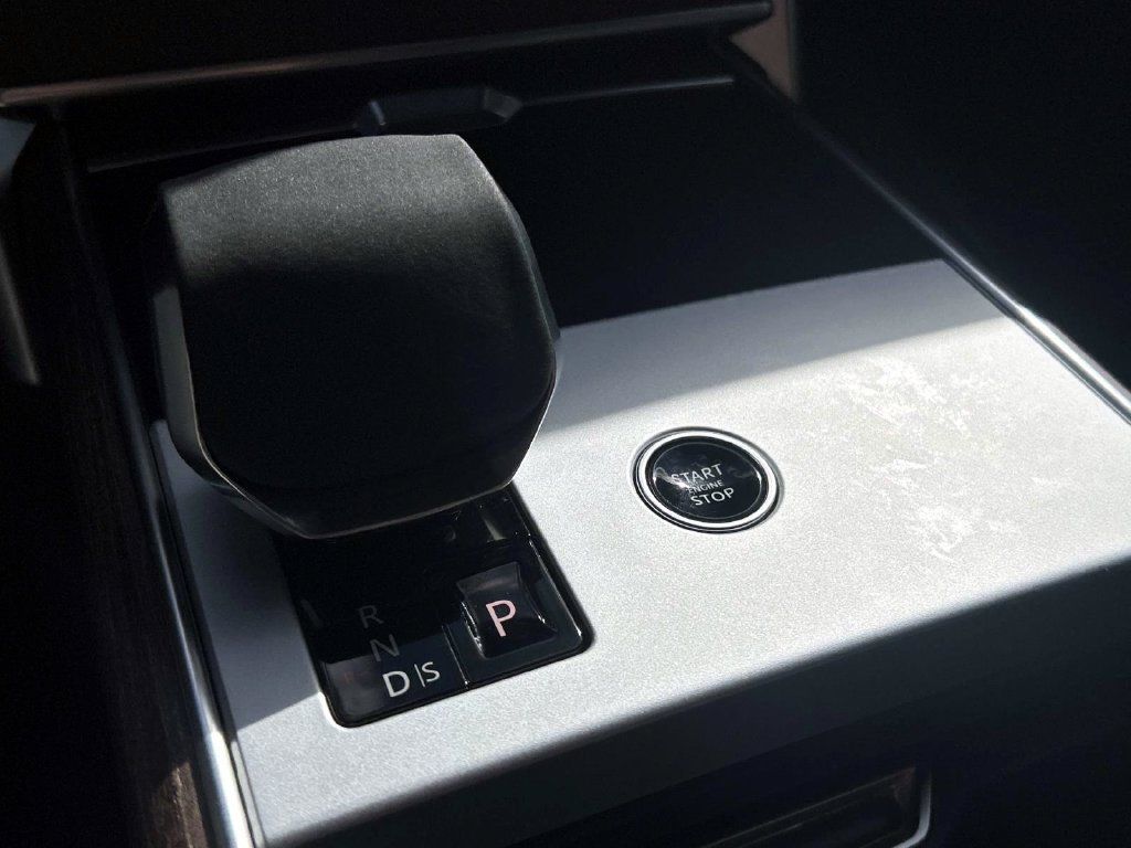 Used 2025 Land Rover Range Rover SE AWD/4WD image 25
