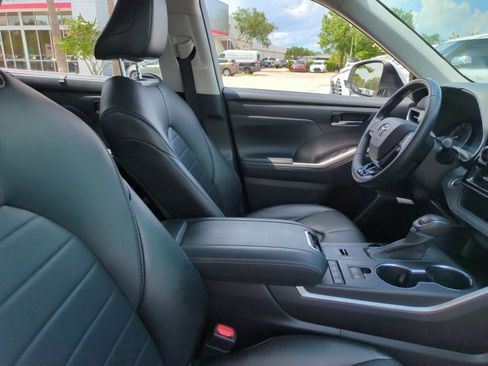 Used 2021 Toyota Highlander XLE FWD image 21