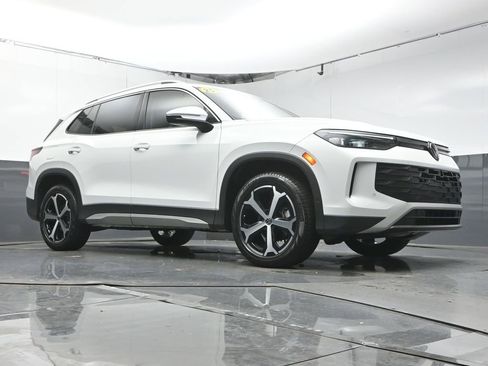 Certified 2025 Volkswagen Tiguan SE image 41