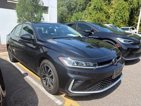 Used 2025 Volkswagen Jetta SE FWD image 3