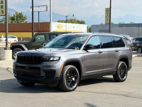 Used 2024 Jeep Grand Cherokee L Laredo AWD/4WD image 3