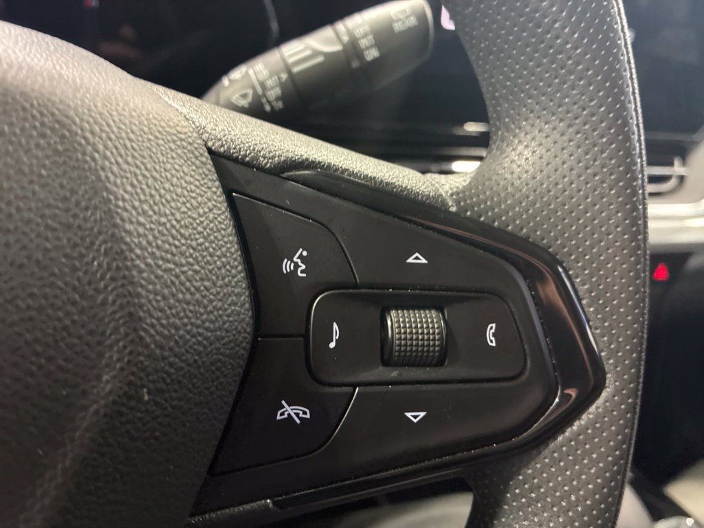 Used 2025 Chevrolet Trax LT FWD image 21