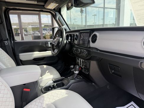 Used 2022 Jeep Wrangler Unlimited Sahara image 24