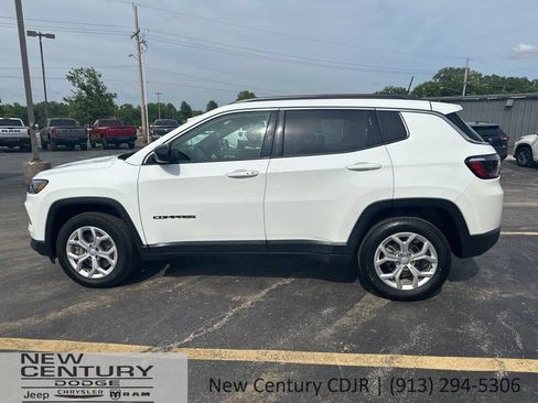 Used 2024 Jeep Compass Latitude AWD/4WD image 5