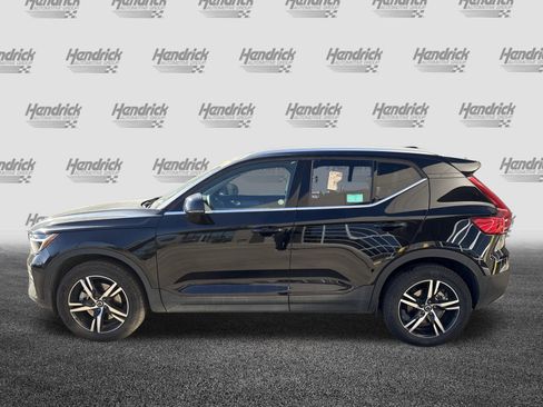 Used 2025 Volvo XC40 B5 Core image 7