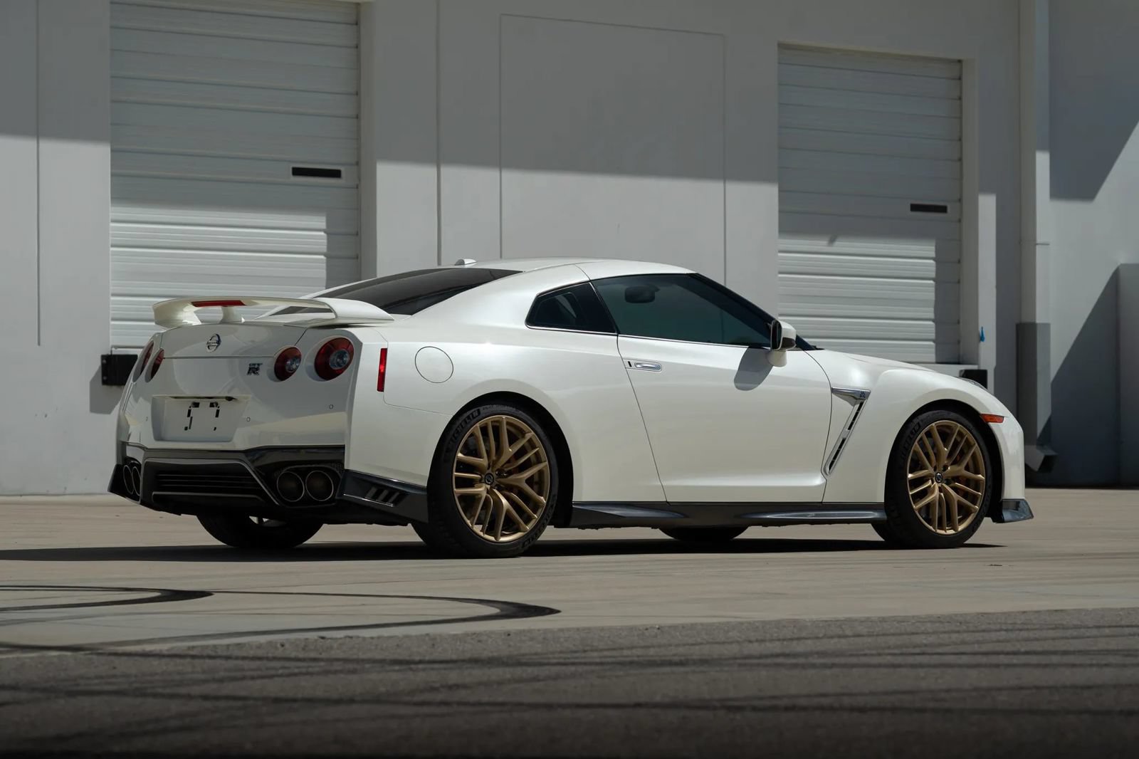 Used 2017 Nissan GT-R Premium w/ Premium Interior Package AWD/4WD image 17