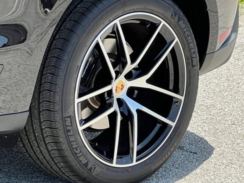 Certified 2025 Porsche Macan AWD/4WD image 15