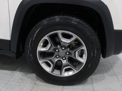 Used 2019 Jeep Cherokee Trailhawk AWD/4WD image 5