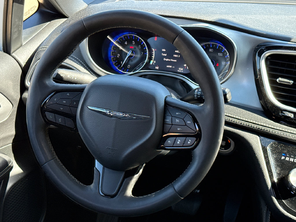Used 2025 Chrysler Pacifica Limited FWD image 12
