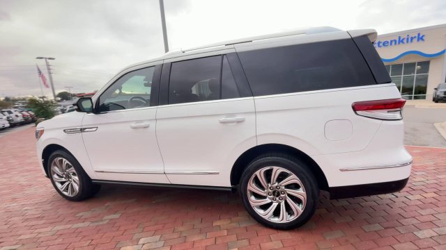 Used 2024 Lincoln Navigator Premiere AWD/4WD image 7