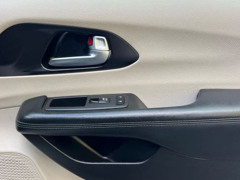 Used 2020 Chrysler Pacifica Limited image 20