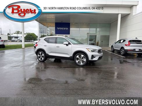 Used 2025 Volvo XC40 B5 Plus AWD/4WD image 1