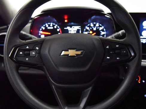 Used 2025 Chevrolet Trax LS w/ LS Convenience Package FWD image 25