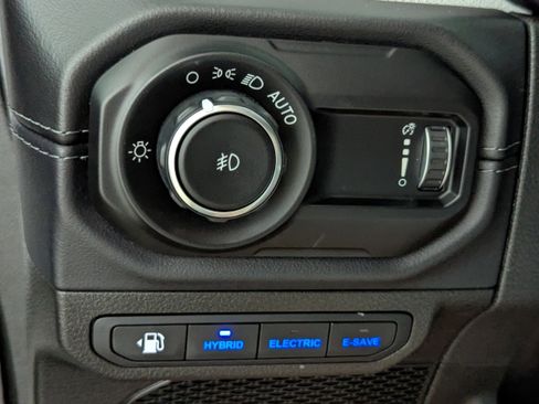 Used 2025 Jeep Wrangler Unlimited Sahara AWD/4WD image 25