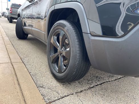 Used 2020 Jeep Cherokee Latitude Plus image 19