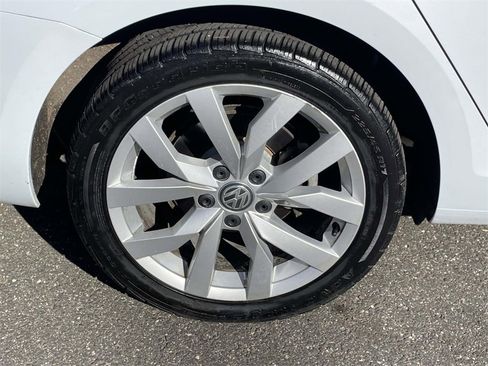 Used 2019 Volkswagen Golf SE image 6