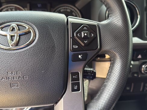 Used 2018 Toyota Tacoma SR5 AWD/4WD image 21