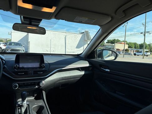 Used 2025 Nissan Altima 2.5 SV FWD image 36