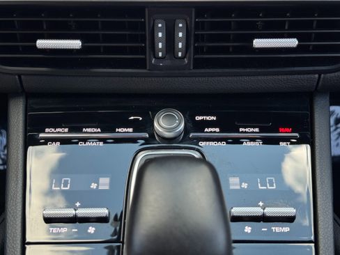 Used 2022 Porsche Cayenne E-Hybrid image 32