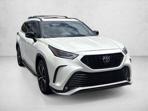 Used 2021 Toyota Highlander XSE FWD image 3