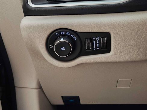 Used 2023 Chrysler Pacifica Touring-L FWD image 22