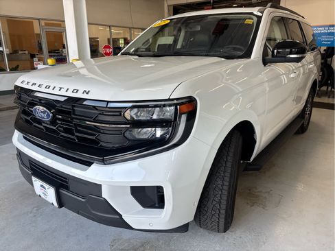 Used 2025 Ford Expedition Active AWD/4WD image 5