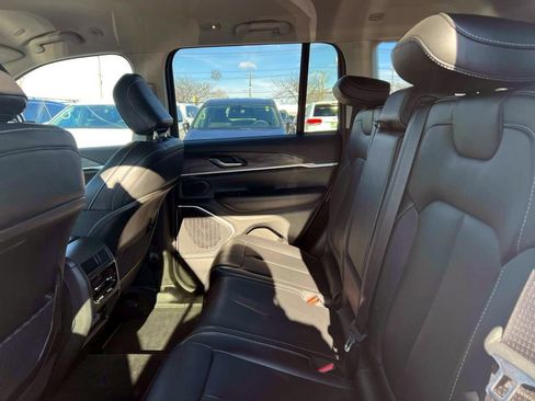 Certified 2023 Jeep Grand Cherokee Limited image 11