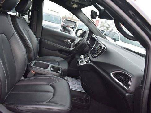 Used 2025 Chrysler Pacifica Select FWD image 15