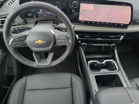 New 2026 Chevrolet Traverse LT w/ Sun and Wheel Package FWD image 32