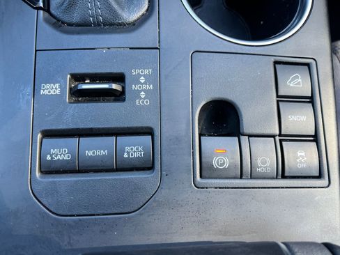 Used 2023 Toyota Highlander LE image 24