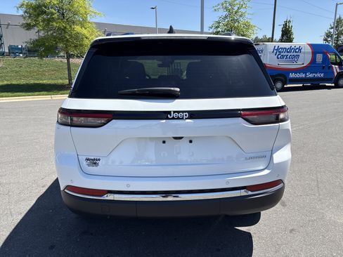 Used 2025 Jeep Grand Cherokee Laredo X image 8