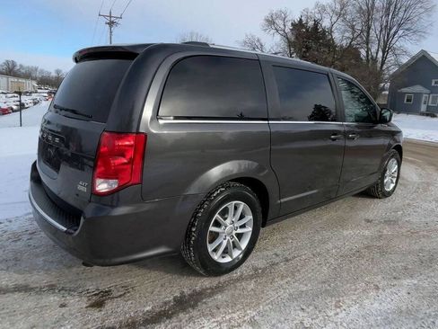 Used 2019 Dodge Grand Caravan SXT image 5