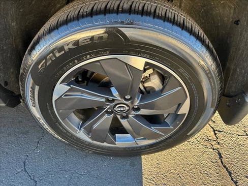 Used 2025 Nissan Rogue SV w/ SV Premium Package image 26