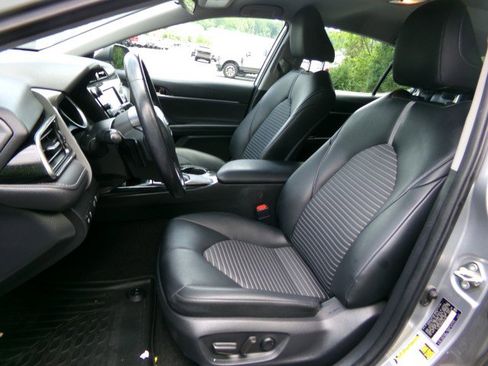Used 2019 Toyota Camry SE FWD image 13