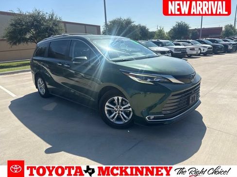 Used 2022 Toyota Sienna Platinum AWD/4WD image 1