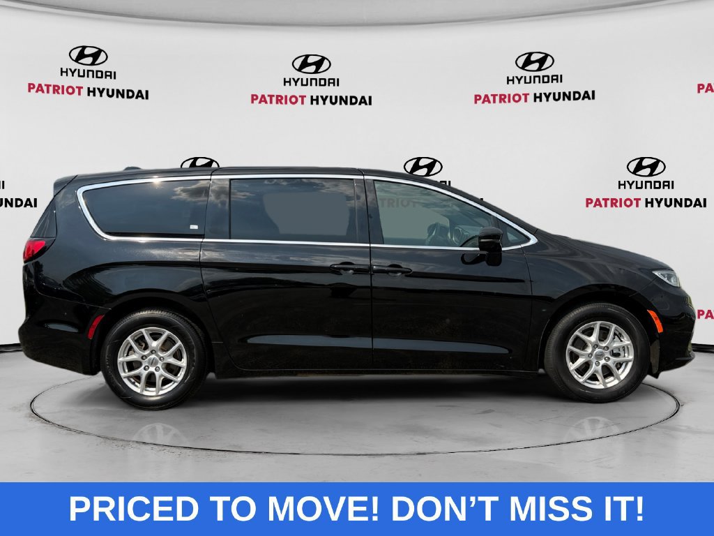 Used 2025 Chrysler Pacifica Select FWD image 2