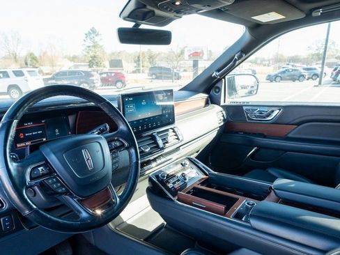 Used 2023 Lincoln Navigator Reserve image 5