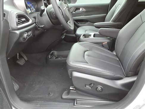 New 2026 Chrysler Pacifica Select AWD/4WD image 16