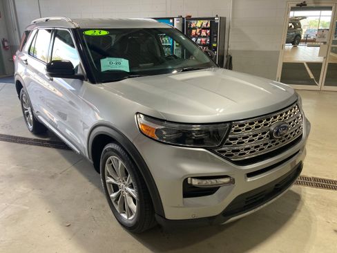 Used 2023 Ford Explorer Limited w/ Equipment Group 301A AWD/4WD image 3