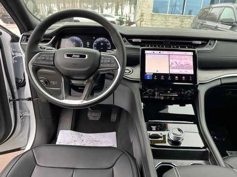 New 2025 Jeep Grand Cherokee Limited image 11