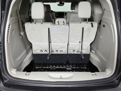 Used 2021 Chrysler Pacifica Touring-L FWD image 10