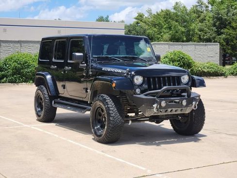 Used 2017 Jeep Wrangler Unlimited Rubicon w/ Connectivity Group AWD/4WD image 3