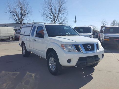 Used 2015 Nissan Frontier SV image 5