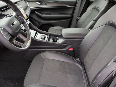 New 2026 Jeep Grand Cherokee Altitude image 12